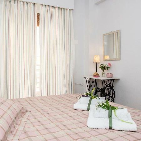 The Ideal Locale - A Sleek And Illuminated Space Kalamata Bagian luar foto