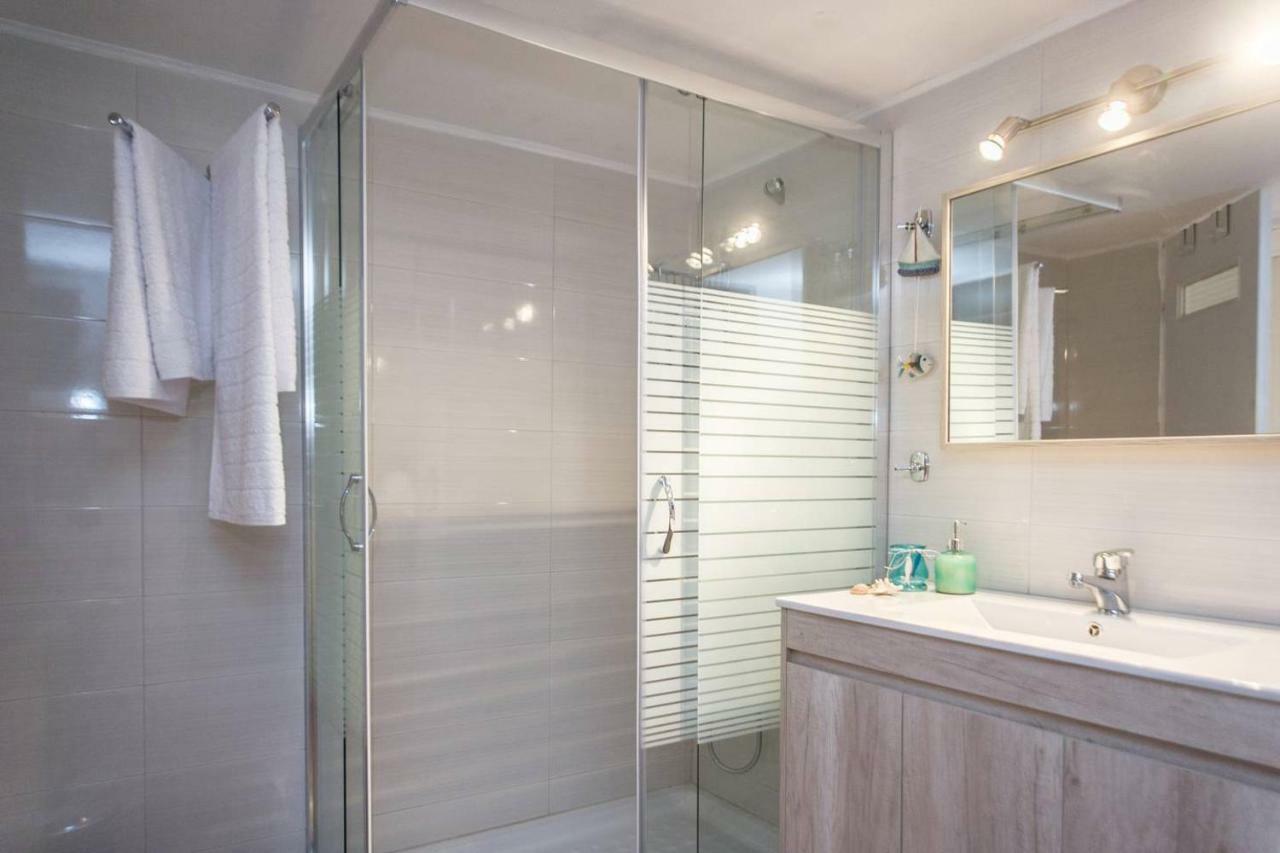 The Ideal Locale - A Sleek And Illuminated Space Kalamata Bagian luar foto