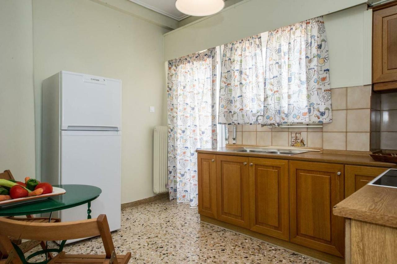 The Ideal Locale - A Sleek And Illuminated Space Kalamata Bagian luar foto