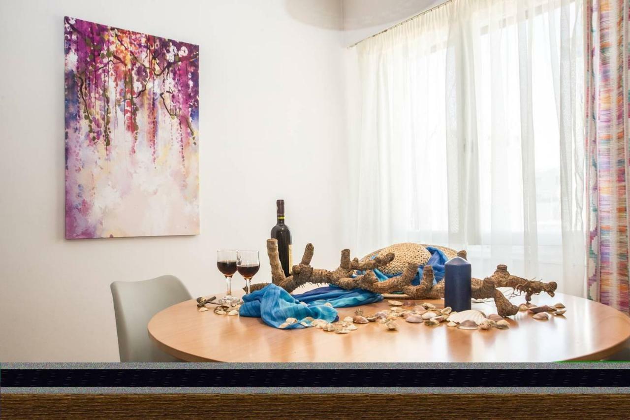 The Ideal Locale - A Sleek And Illuminated Space Kalamata Bagian luar foto