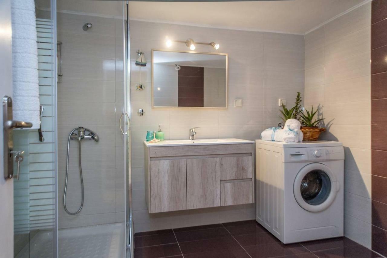 The Ideal Locale - A Sleek And Illuminated Space Kalamata Bagian luar foto