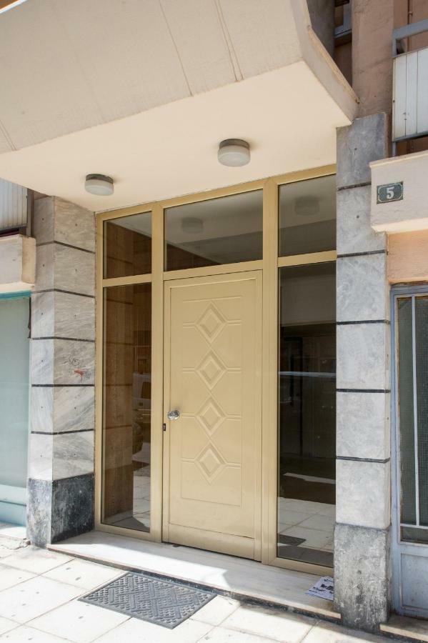 The Ideal Locale - A Sleek And Illuminated Space Kalamata Bagian luar foto